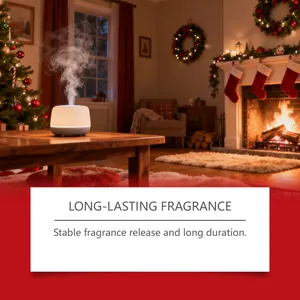 Elektrischer Aroma-Diffusor mit Nebel in gemütlichem Weihnachtswohnzimmer-Ambiente