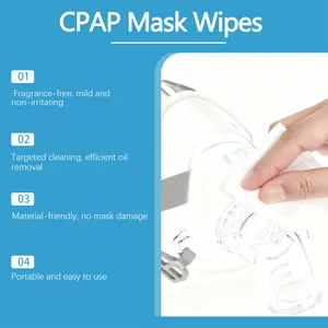 Gedetailleerd macro-overzicht van een hand die een CPAP-masker met een doekje reinigt.