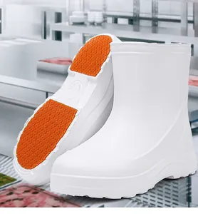 Detailansicht der weißen wasserdichten Lebensmittelstiefel mit rutschfester Sohle