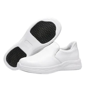 Detalle de zapatos de trabajo blancos antideslizantes con suela especial y parte superior