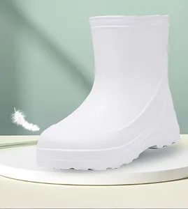 Leichte weiße EVA Gummistiefel auf einer Plattform mit einer Feder Dekoration