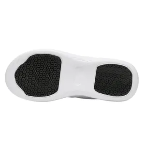Vista detallada de la suela antideslizante hexagonal para zapatos blancos de trabajo.