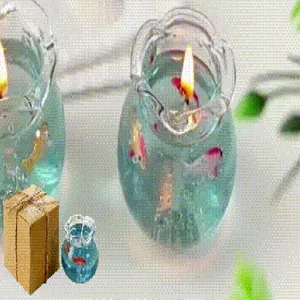 Nahaufnahme einer Mini-Fischglas-Duftkerze mit blauem Gelwachs und Fischdekor