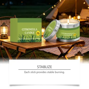 Vela de citronela para exterior en mesa de madera, escena camping nocturna