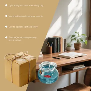 Mini-Goldfischglas-Duftkerze mit Geschenkbox auf einem gemütlichen Heimbüro-Schreibtisch.