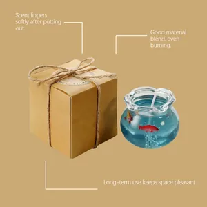 Detailansicht der Mini-Fischglas-Duftkerze mit rustikaler Kraftpapier-Geschenkverpackung