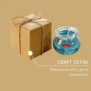 Detailansicht der kreativen Fischglas-Kerze mit blauem Geleewachs und Geschenkbox
