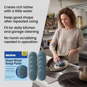 Detalle del uso de las almohadillas de lana de acero Jakehoe para cocina y garaje