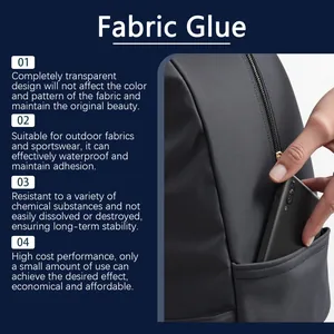 Nahaufnahme von wasserfestem Stoffkleber auf einem grauen Rucksack aus Textil