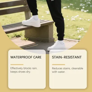 Vista detallada de zapatillas blancas tratadas con spray impermeable y antimanchas