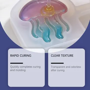 Primer plano de resina UV de colores vertida en un molde de medusa para manualidades