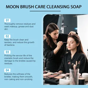 Make-upartiest brengt make-up aan met penselen onderhouden door Moon penseelzeep
