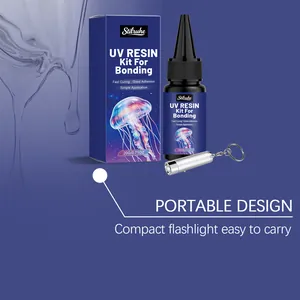 Detalle de la mini linterna portátil incluida en el kit de resina UV Stilruhe
