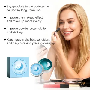 Gedetailleerde weergave van de Zyvarn maan make-up penseelzeep met een modeldemo