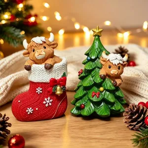 Schattige hars beeldjes van hooglandkoeien in kerstsok en kerstboom ontwerpen decor