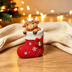 Gedetailleerde opname van een kerstornament met een hooglander in een rode kerstsok