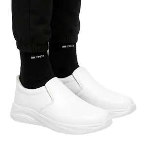 Vista lateral de zapatos de trabajo blancos antideslizantes para talleres y cocinas