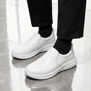 Primer plano de zapatos de chef blancos antideslizantes para taller