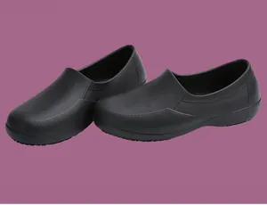 Vista detallada de zapatos de chef negros antideslizantes con textura mate y diseño slip-on.