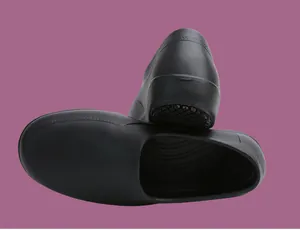 Vista detallada de zapatos de chef negros antideslizantes para la cocina y fábrica.