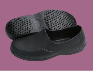 Vista detallada de zapatos de trabajo antideslizantes negros con suela de goma texturizada duradera