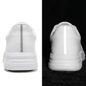Detalle de la tira reflectante en el talón de zapatos de trabajo blancos antideslizantes