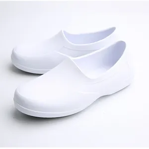 Vista lateral de zapatos de trabajo blancos antideslizantes para cocina y fábrica