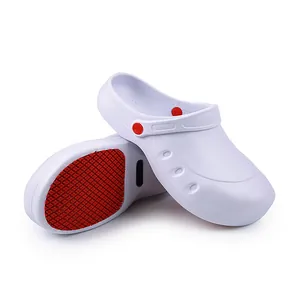 Vue détaillée des chaussures de chef EVA blanches avec semelles antidérapantes rouges.