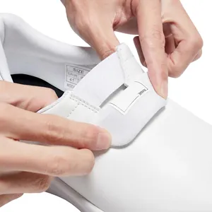 Vista de detalle de zapatos de trabajo blancos antideslizantes con etiqueta de nombre