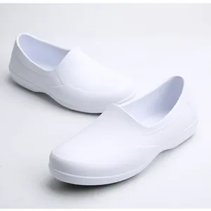 Zapatos de trabajo para chef blancos antideslizantes para fábricas de alimentos y cocinas.