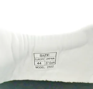 Detalle de la etiqueta de talla dentro del zapato de cocina blanco