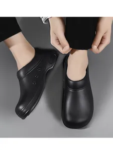 Professionelle schwarze wasserfeste rutschfeste Kochschuhe in einer Nahaufnahme-Detailansicht
