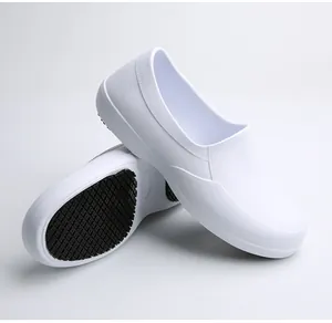 Zapatos de cocina blancos antideslizantes con una suela de goma negra texturizada alta