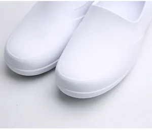 Detalle de zapatos de chef blancos antideslizantes con superficie texturizada impermeable