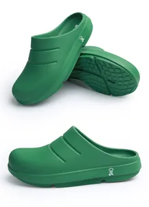 Seitenansicht grüner wasserdichter Arbeits-Clogs zum Hineinschlüpfen mit dicker Sohle