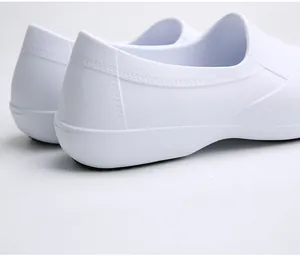 Primer plano del talón de zapatos de trabajo antideslizantes blancos para fábrica y cocina