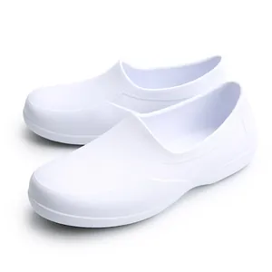 Detalle de los zapatos de trabajo blancos impermeables que muestra la textura y el diseño