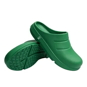 Detailansicht grüner wasserdichter Koch-Clogs mit rutschfester Sohle und Seitenprofil.