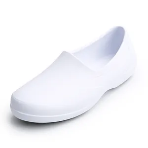 Vista lateral detallada de un zapato de cocina blanco impermeable y antideslizante