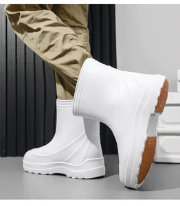 Detail der weißen halbhohen EVA-Gummistiefel mit rutschfester Sohle und wasserfestem Design