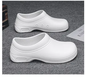 Seitenansicht der weißen rutschfesten Kochschuhe mit wasser- und ölfester Oberfläche