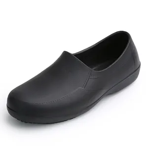 Detalle de zapatos de trabajo negros antideslizantes para cocina profesional y fábrica