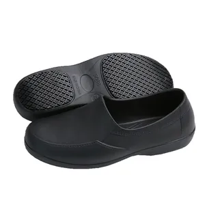 Detalle de zapatos de trabajo negros antideslizantes con suela de goma resistente al aceite.