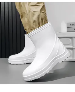 Seitenansicht der weißen EVA-Regenstiefel mit dicker rutschfester Sohle und mattem Finish