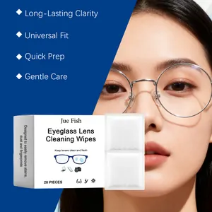 Lingettes nettoyantes Jue Fish pour lunettes présentées avec un mannequin asiatique.