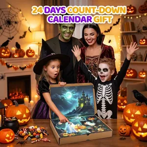Familie feiert Halloween mit 24 Tage Adventskalender Geschenkbox Set für Kinder.