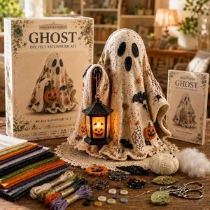 Kit completo per patchwork in feltro fai-da-te per creare un fantasma di Halloween.