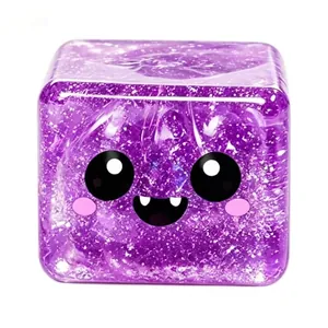 Λεπτομέρεια ενός μοβ γκλίτερ κύβου Halloween squishy με χαριτωμένο πρόσωπο τέρατος