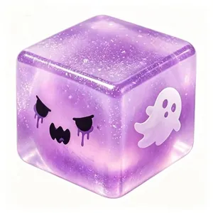 Μακροσκοπική όψη μωβ ημιδιαφανούς Halloween spooky squishy κύβου με εσωτερική χρυσόσκονη