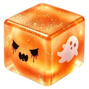 Μακροεντολή του πορτοκαλί ημιδιαφανούς Halloween spooky squishy κύβου με μοτίβα φαντασμάτων